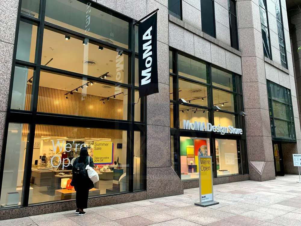 Referência: vitrine do MoMA Design Store
